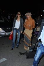Gauri Khan and Parmeshwar Godrej leave for London _ Mumbai on 23rd Nov 2012 (10).JPG